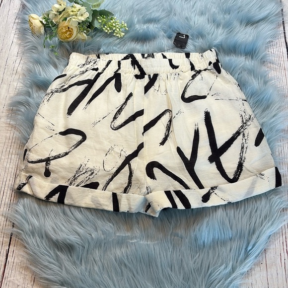 Lulus Pants - NWT Lulus Ivory and Black Abstract Print Shorts sz M